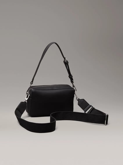 Calvin Klein Calvin Klein Kadın CK Monogram Logolu Fermuarlı Ön Bölmeli Çıkarılabilir ve Ayarlanabilir Omuz Askılı Siyah Omuz Çantası K60K613021-BEH