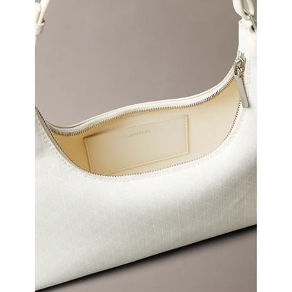 Calvin Klein Calvin Klein Kadın CK Monogram Logolu Fermuarlı Çıkarılabilir Omuz Askılı Beyaz Omuz Çantası LV04F3298G-2XB