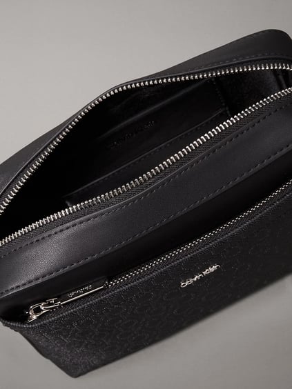 Calvin Klein Calvin Klein Kadın CK Monogram Logolu Fermuarlı Ön Bölmeli Çıkarılabilir ve Ayarlanabilir Omuz Askılı Siyah Omuz Çantası K60K613021-BEH