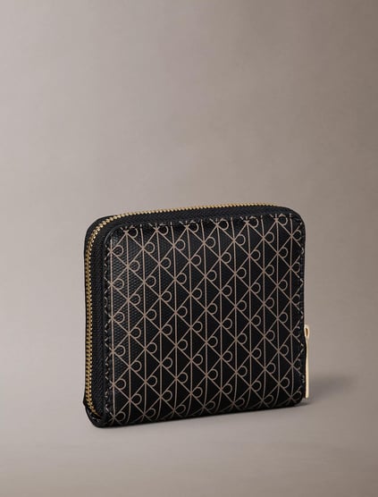 Calvin Klein Calvin Klein Kadın CK Monogram Logolu Fermuar Kapamalı Bozuk Para Cepli Ekstra Kart Bölmeli Siyah Cüzdan LV04F1089G-2XA