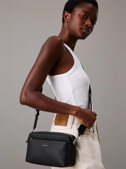Calvin Klein Calvin Klein Kadın CK Monogram Logolu Fermuarlı Ön Bölmeli Çıkarılabilir ve Ayarlanabilir Omuz Askılı Siyah Omuz Çantası K60K613021-BEH