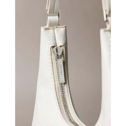 Calvin Klein Calvin Klein Kadın CK Monogram Logolu Fermuarlı Çıkarılabilir Omuz Askılı Beyaz Omuz Çantası LV04F3298G-2XB