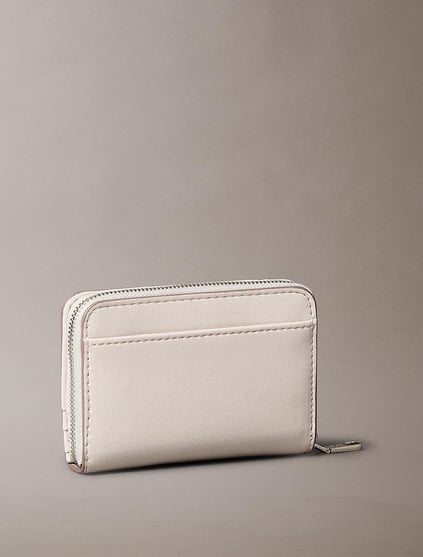 Calvin Klein Calvin Klein Kadın CK Yazı Detay Deri Fermuar Kapama Kart Ve Nakit Bölmeli Lacivert Cüzdan LV04K1004G-WGY