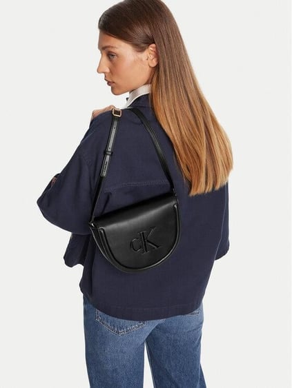 Calvin Klein Calvin Klein Kadın Deri Uzun Ayarlanabilir Sap CK Yazı Desenli Siyah Omuz Çantası LV04F3221G-UB1