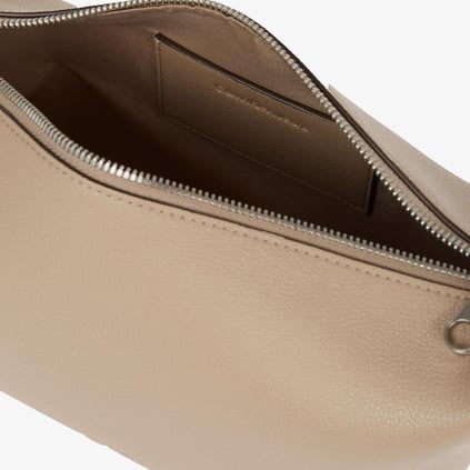 Calvin Klein Calvin Klein Kadın Fermuarlı Ayarlanabilir Omuz Askılı Ck Logo Kabartmalı Bej Omuz Çantası LV04K3131G-PBF
