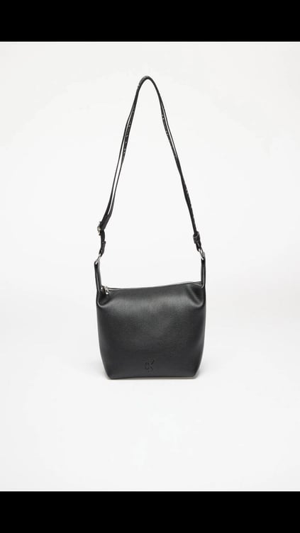 Calvin Klein Calvin Klein Kadın Fermuarlı Ayarlanabilir Omuz Askılı Ck Logo Kabartmalı Siyah Omuz Çantası LV04K3131G-UB1