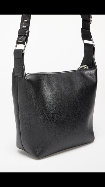 Calvin Klein Calvin Klein Kadın Fermuarlı Ayarlanabilir Omuz Askılı Ck Logo Kabartmalı Siyah Omuz Çantası LV04K3131G-UB1