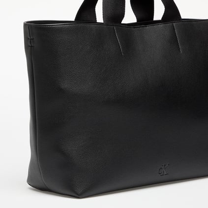 Calvin Klein Calvin Klein Kadın Geniş İç Hacimli Fermuarlı İç Bölmeli Çıkarlılabilir ve Ayarlanabilir Omuz Askılı Siyah Omuz Çantası LV04K3132G-UB1