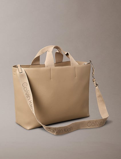 Calvin Klein Calvin Klein Kadın Geniş İç Hacimli Fermuarlı İç Bölmeli Çıkarlılabilir ve Ayarlanabilir Omuz Askılı Bej Omuz Çantası LV04K3132G-PBF