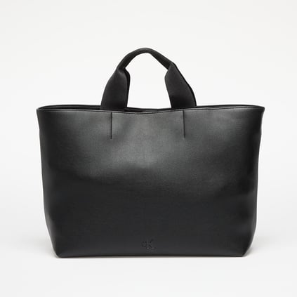 Calvin Klein Calvin Klein Kadın Geniş İç Hacimli Fermuarlı İç Bölmeli Çıkarlılabilir ve Ayarlanabilir Omuz Askılı Siyah Omuz Çantası LV04K3132G-UB1