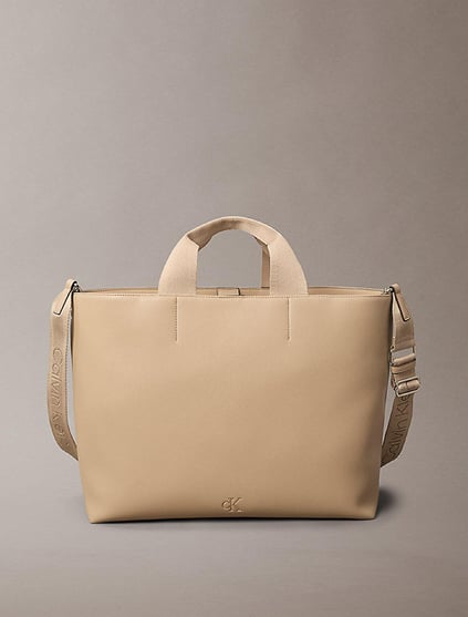 Calvin Klein Calvin Klein Kadın Geniş İç Hacimli Fermuarlı İç Bölmeli Çıkarlılabilir ve Ayarlanabilir Omuz Askılı Bej Omuz Çantası LV04K3132G-PBF