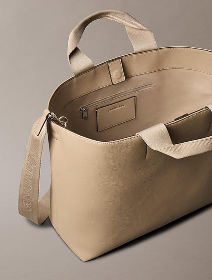 Calvin Klein Calvin Klein Kadın Geniş İç Hacimli Fermuarlı İç Bölmeli Çıkarlılabilir ve Ayarlanabilir Omuz Askılı Bej Omuz Çantası LV04K3132G-PBF
