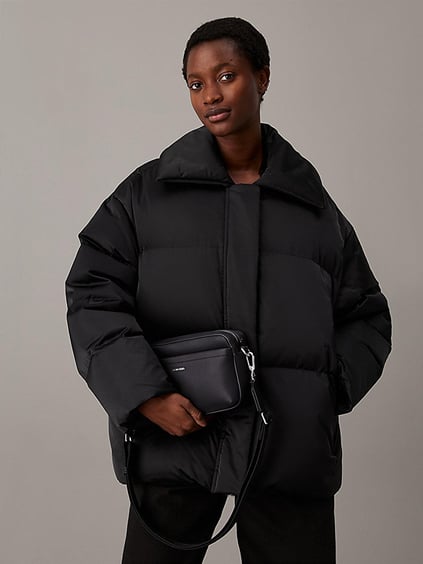 Calvin Klein Calvin Kleın Kadın İç Bölmeli Marka Yazı ve Logo Desenli Fermuar Kapamalı Siyah Omuz Çantası K60K612901-BEH