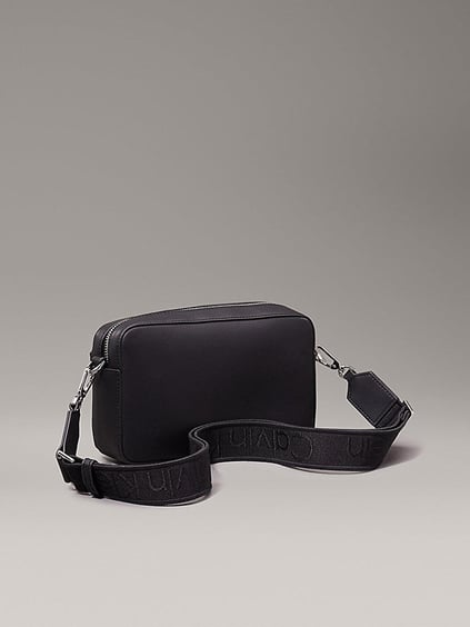Calvin Klein Calvin Kleın Kadın İç Bölmeli Marka Yazı ve Logo Desenli Fermuar Kapamalı Siyah Omuz Çantası K60K612901-BEH