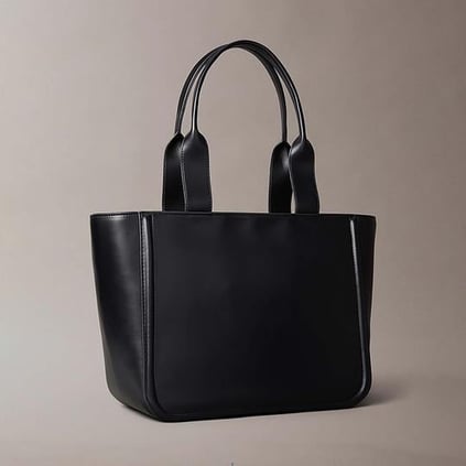 Calvin Klein Calvin Klein Kadın Kısa Askılı Büyük CK Logolu Fermuar Kapamalı Siyah Omuz Çantası LV04F3218G-UB1