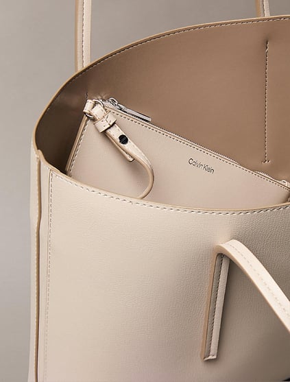 Calvin Klein Calvin Klein Kadın Kısa Kulp Deri Geniş Kalıp Ekstra Cüzdan Bej Omuz Çantası LV04F3275G-338
