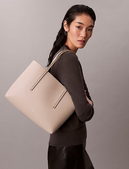Calvin Klein Calvin Klein Kadın Kısa Kulp Deri Geniş Kalıp Ekstra Cüzdan Bej Omuz Çantası LV04F3275G-338