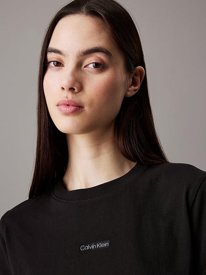 Calvin Klein Calvin Klein Kadın Kısa Kol Bisiklet Yaka Kısa Boy Pamuklu Siyah T-Shirt J20J225524-BEH