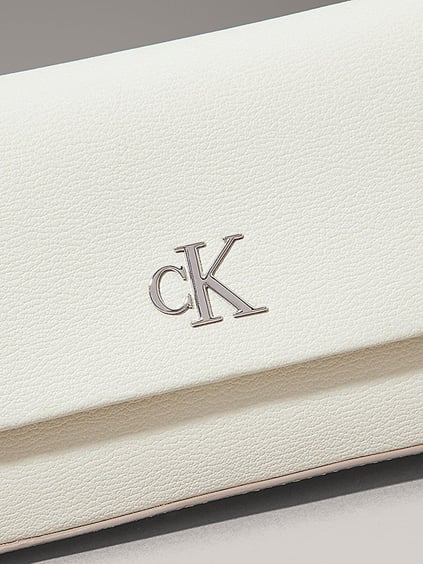 Calvin Klein Calvin Klein Kadın Manyetik Kapamalı Çıkarılabilir Omuz Askılı Metalik CK Logolu Beyaz Omuz Çantası LV04K3161G-CJH
