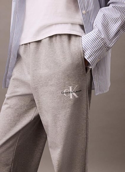 Calvin Klein Calvin Klein Kadın Normal Kesim Beli ve Paçası Lastikli Pamuk Karışımlı CK Logolu Gri Eşofman Altı LV047B235G-P79