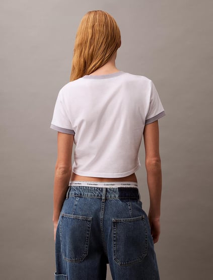 Calvin Klein Calvin Klein Kadın Normal Kalıp Yuvarlak Yakalı Desenli %100 Pamuklu Kısa Kollu Crop Beyaz-Gri T-Shirt LV047B808G-VVC