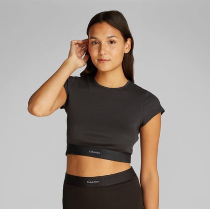 Calvin Klein Calvin Klein Kadın Pamuklu Slim Fit Yuvarlak Yaka Elastik Bantlı Crop Siyah T-Shirt LV00QS7349-UB1