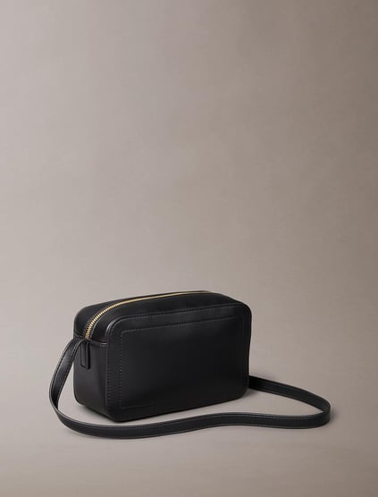 Calvin Klein Calvin Klein Kadın Parlak CK Logolu Fermuarlı Ayarlanabilir Omuz Askılı Siyah Omuz Çantası LV04F3220G-UB1