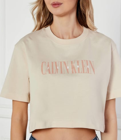 Calvin Klein Calvin Klein Kadın Rahat Kalıp Yuvarlak Yakalı Kısa Kollu Göğsü Logo Baskılı Crop Bej T-Shirt J20J225578-AEA