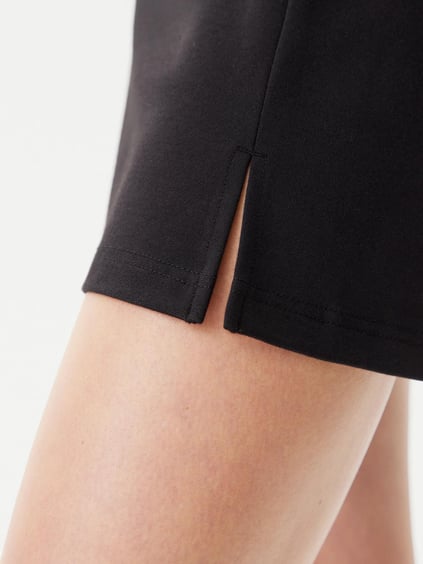 Calvin Klein Calvin Klein Kadın Regular Fit Mini Yırtmaçlı Belinde CK Logo İmzalı Mini Boy Siyah Etek J20J225333-BEH