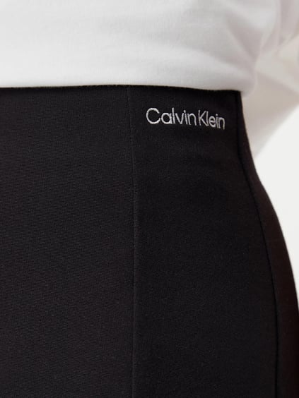 Calvin Klein Calvin Klein Kadın Regular Fit Mini Yırtmaçlı Belinde CK Logo İmzalı Mini Boy Siyah Etek J20J225333-BEH