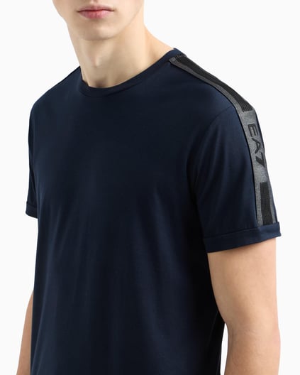 Ea7 Ea7 Erkek Omuzları Şerit Çizgili EA7 Logolu Regular Fit Yuvarlak Yaka Kısa Kollu Lacivert T-Shirt 7M000138 AF10375-UB102