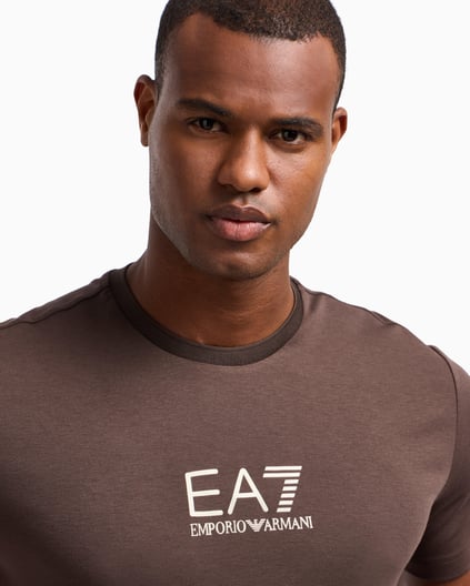 Ea7 Ea7 Erkek Slim Fit Yuvarlak Yakalı Gold Kaplamalı Kontrast EA7 Logolu Kahverengi T-Shirt 7M000301 AF13739-U6139