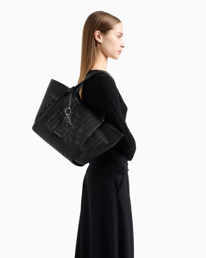 EMPORIO ARMANI Emporıo Armani Kadın Metalik Logo Aksesuarlı Örgü Desenli Çıkarılabilir İç Bölmeli Siyah Omuz Çantası EW001009 AF14309-UC001