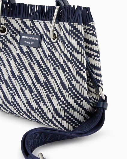 EMPORIO ARMANI Emporıo Armani Kadın Üst Kısım Püskül Detaylı Şerit Desenli Lacivert Omuz Çantası EW000361 AF12759-FB251