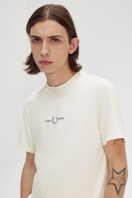 Fred Perry Fred Perry Erkek Regular Fit Yivli Yuvarlak Yaka Gögüs Ortası İşlemeli Kısa Kollu Ekru T-Shirt M4580-F79
