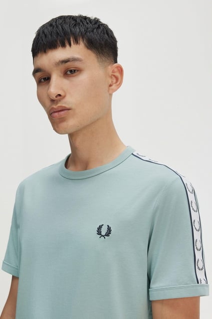 Fred Perry Fred Perry Erkek Regular Fit %100 Pamuklu Omuzdan Uzanan Logo Şeritli Yuvarlak Yaka Kısa Kollu Mavi T-Shirt M4620-959