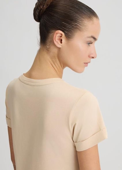 LIU JO Lıu Jo Kadın Regular Fit %100 Pamuklu Göğsü Logolu Yuvarlak Yaka Kısa Kollu Bej T-Shirt TA5180JS923-M9250