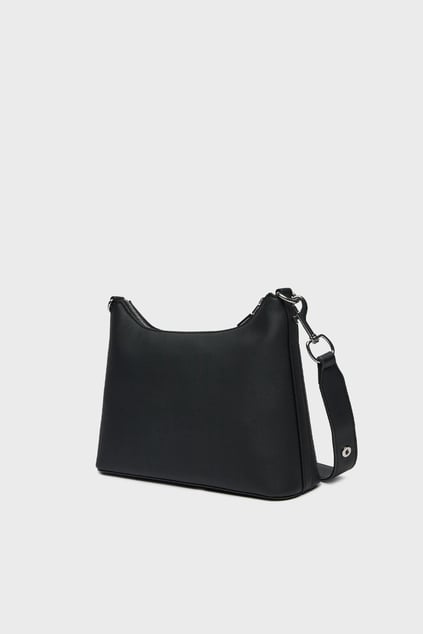 Love Moschino Love Moschino Kadın Cilalı Altın Renkli Metal Bağlantı Parçaları Bir Ana Bölme Siyah1 Omuz Çantası JC4025PP1MKD0-00B