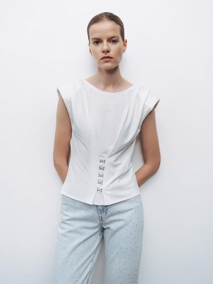 Nocturune Nocturune Kadın Slim Fit Kolsuz Vatkalı Sıfır Yaka Önü ve Arkası Pileli Agraf Kapamalı Beyaz T-Shirt N25YN70059-KIRIKBEYAZ