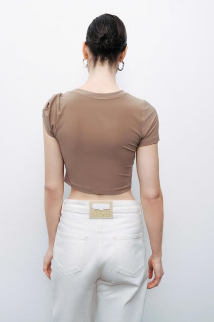 Nocturune Nocturune Kadın Yuvarlak Yaka Dar Kalıp Tek Omzu Açık Crop Kahverengi T-Shirt N25YN15201-KAHVE