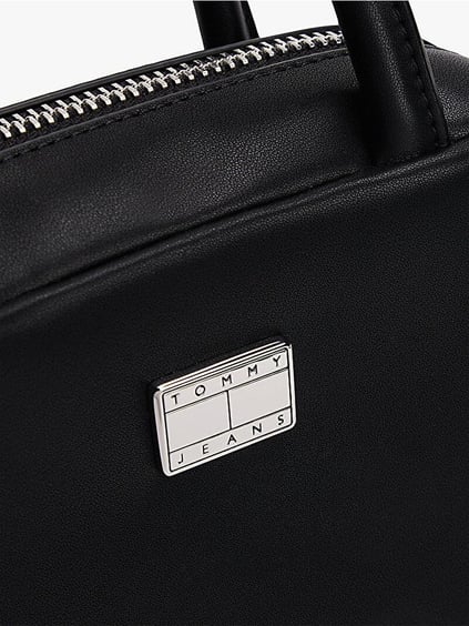 TOMMY HILFIGER Tommy Hilfiger Kadın Ayarlanabilir ve Çıkarılabilir Omuz Askılı İçi Fermuar Bölmeli Siyah Omuz Çantası AW0AW17294-BDS