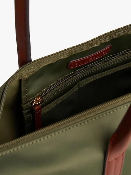 Tommy Hilfiger Tommy Hilfiger Kadın Fermuarlı İç Cepli Metalik TH Logolu Kısa Askılı Haki Omuz Çantası AW0AW17711-MT1
