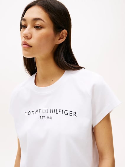 TOMMY HILFIGER Tommy Hilfiger Kadın Kısa Kol Regular Fit Pamuklu Tommy Hilfiger Yazı Desen Beyaz T-Shirt WW0WW46113-YCF