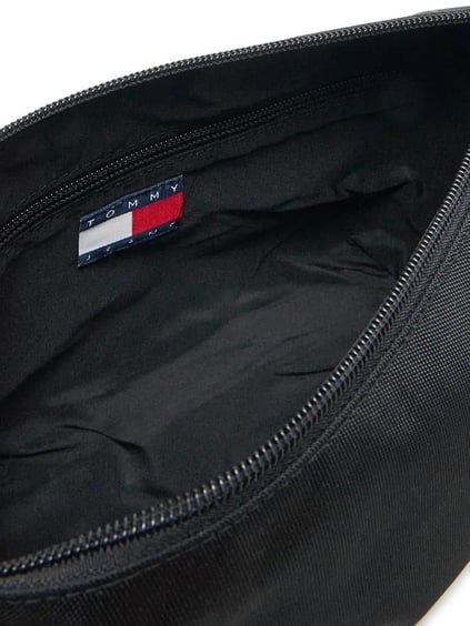 TOMMY HILFIGER Tommy Hilfiger Kadın Ön Tarafta Kabartmalı Logo İç Bölmeli Siyah Omuz Çantası AW0AW17287-BDS