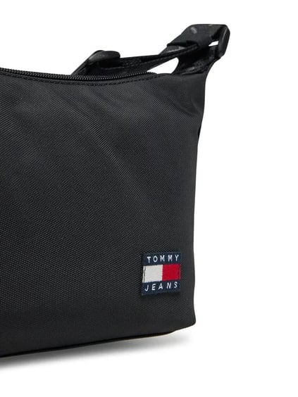 TOMMY HILFIGER Tommy Hilfiger Kadın Ön Tarafta Kabartmalı Logo İç Bölmeli Siyah Omuz Çantası AW0AW17287-BDS