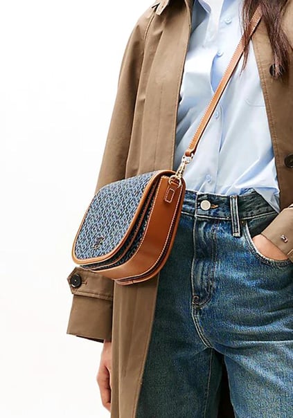 TOMMY HILFIGER Tommy Hilfiger Kadın TH Yazı Desenli Ayarlanabilir Askılı Lacivert Omuz Çantası AW0AW17414-DW6