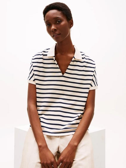 TOMMY HILFIGER Tommy Hilfiger Kadın V Yaka Kısa Kol Pamuklu Standart Boy Bej-Lacivert Polo Yaka T-Shirt WW0WW44512-0FC