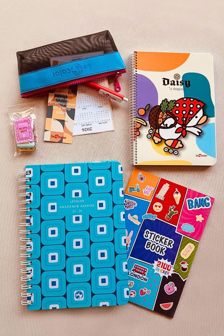 Akademik Ajanda Retro + Kareli A5 Defter + Sticker Book + Klips + Kalem Kutu + Kalem + Kitap Ayracı + Takvim