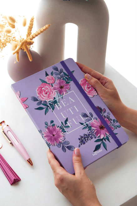 SERT KAPAKLI LASTİKLİ TASARIM DEFTERÇiçekli Defter Kareli Mor 17x24 cm