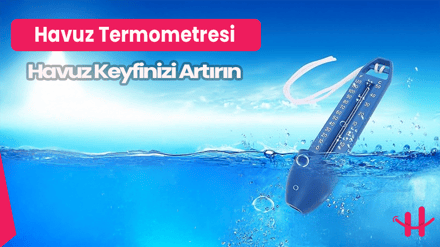 Havuz termometresi ile suyun sıcaklığını ölçen bir kişi